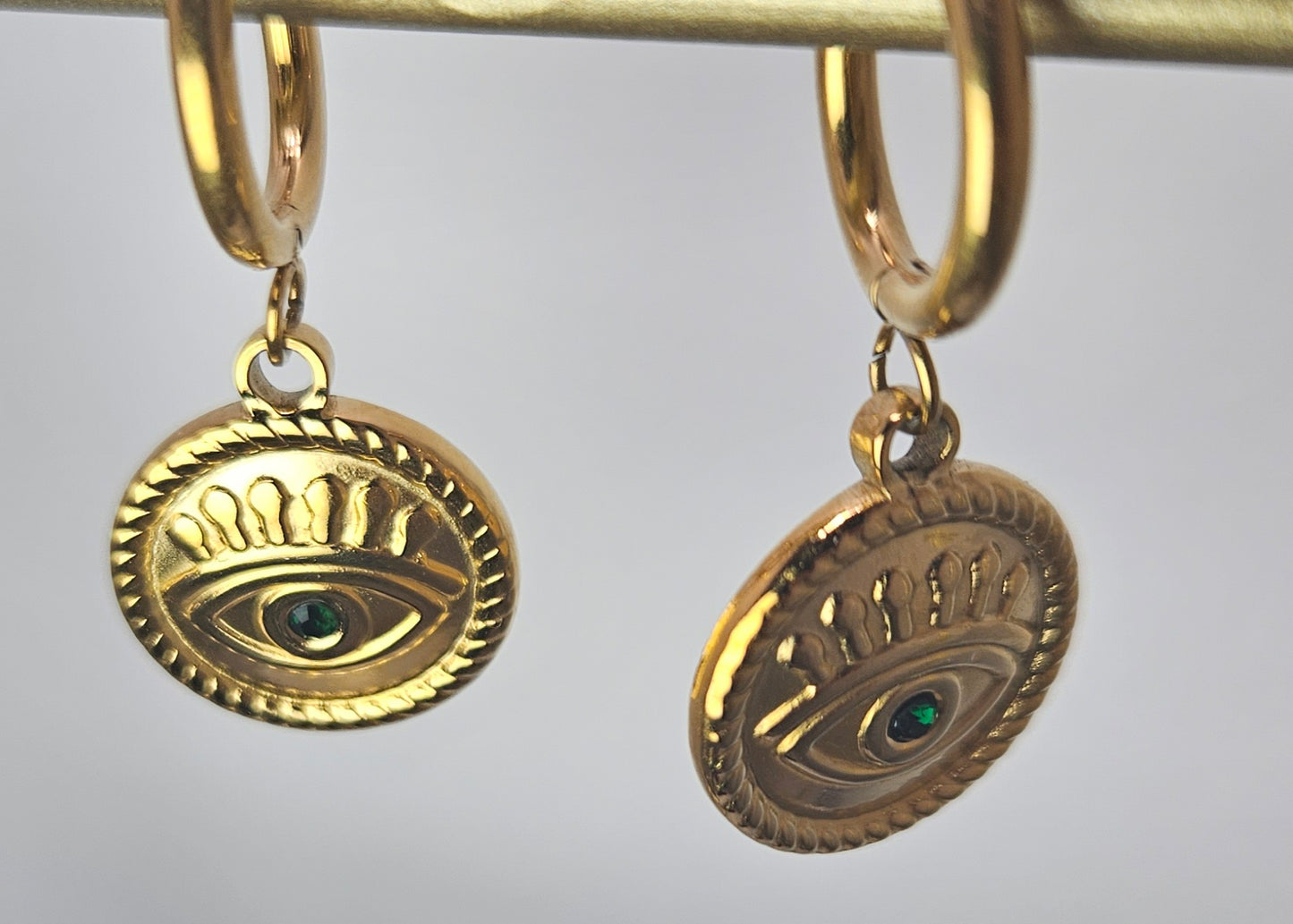 All seeing eye Hoop drop earrings
18k gold
Hoop dangling earrings
Green zirconia pupil