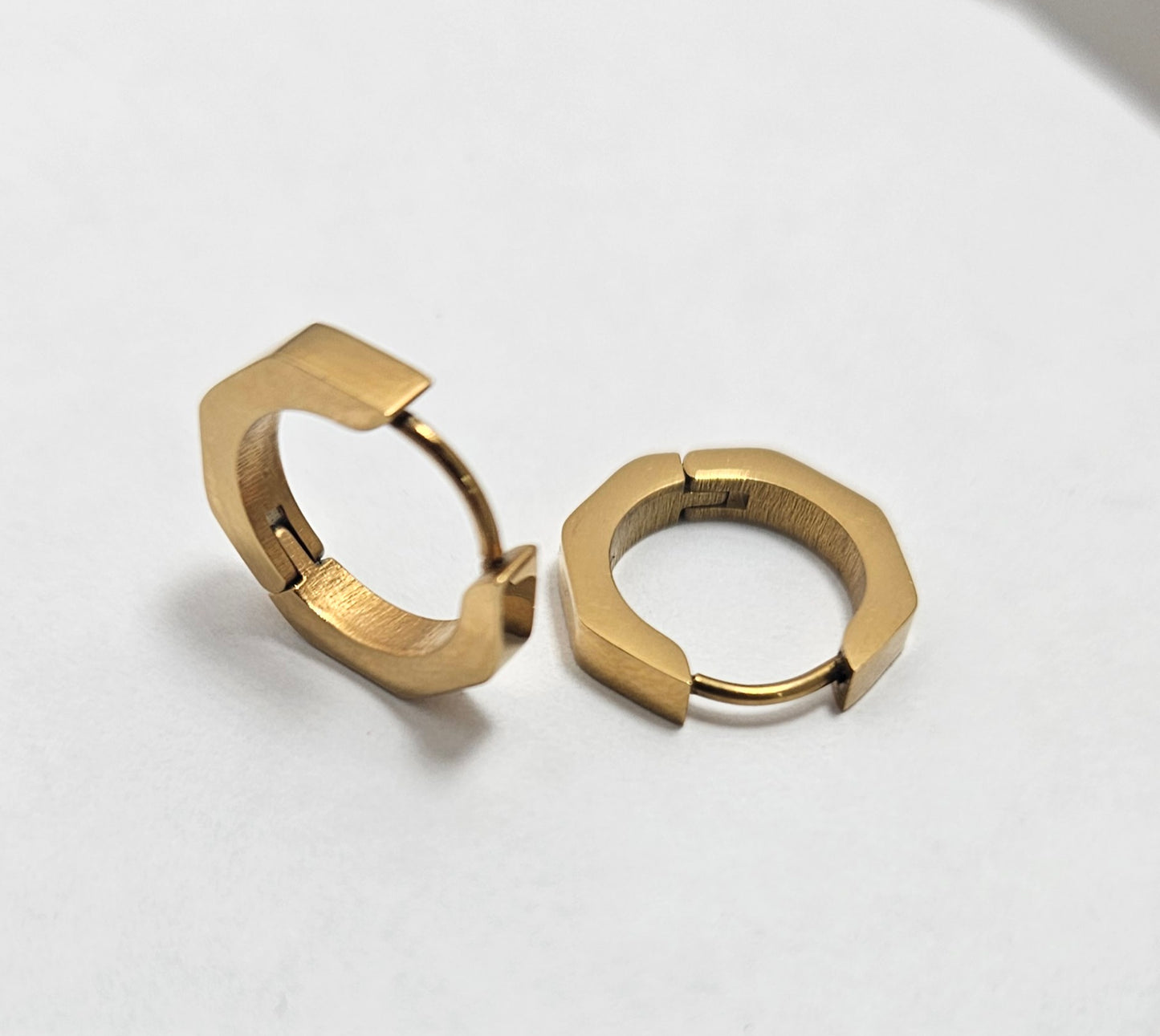 18k Gold plated Hexagon hinge clip hoop earrings

16x15.2mm (2.8mm thick)