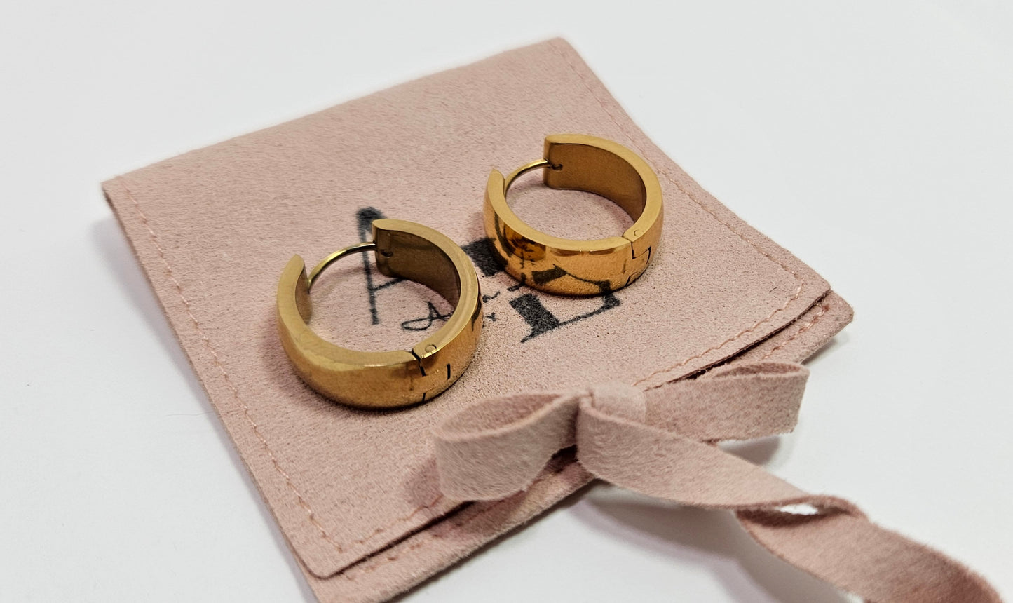 Hoop earrings Color: PVD 18k gold
(13cm diameter) x (4cm thick)