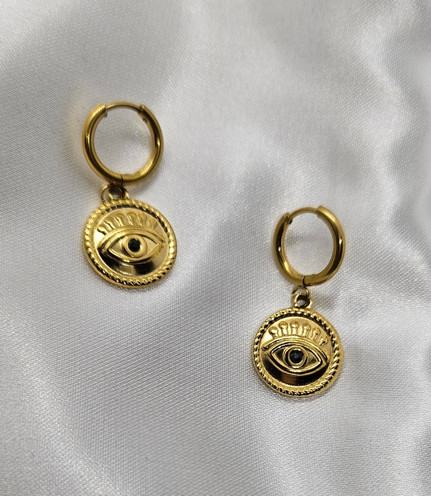 All seeing eye Hoop drop earrings
18k gold
Hoop dangling earrings
Green zirconia pupil