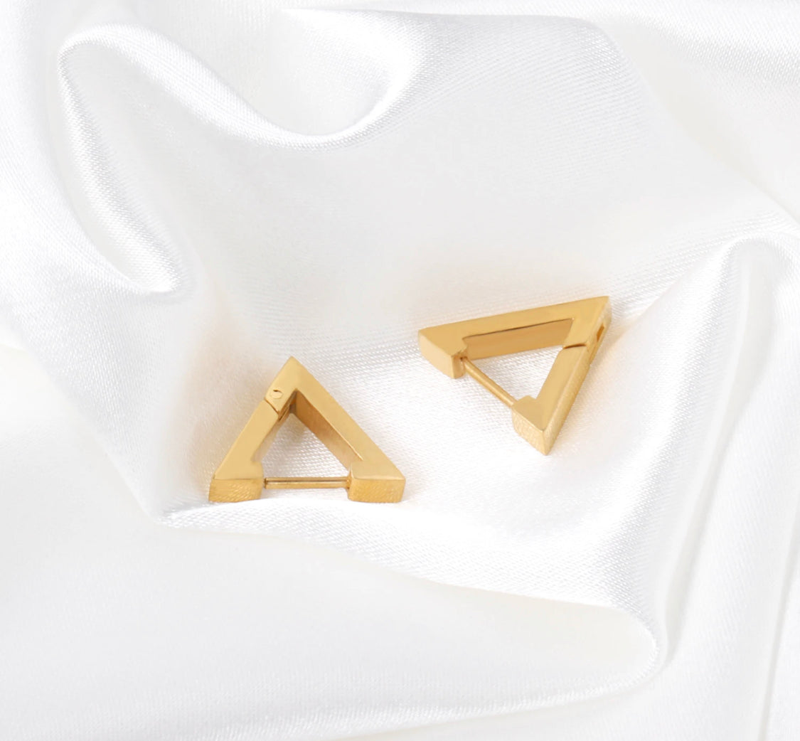 Triangle Huggies
Gold Plated 16.5 x 14mm