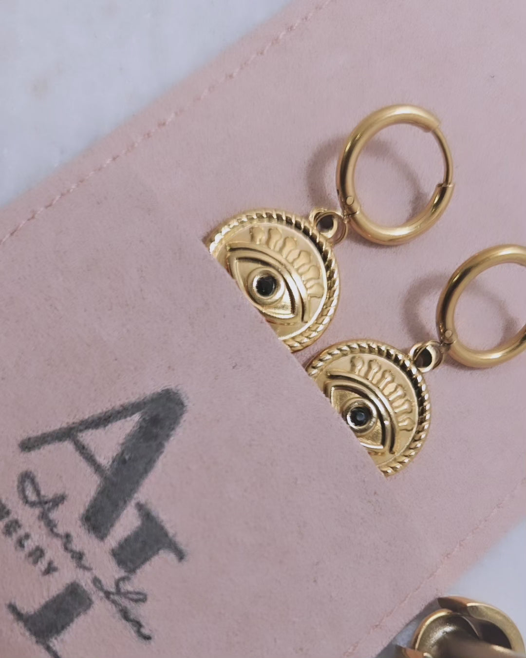 All seeing eye Hoop drop earrings
18k gold
Hoop dangling earrings
Green zirconia pupil