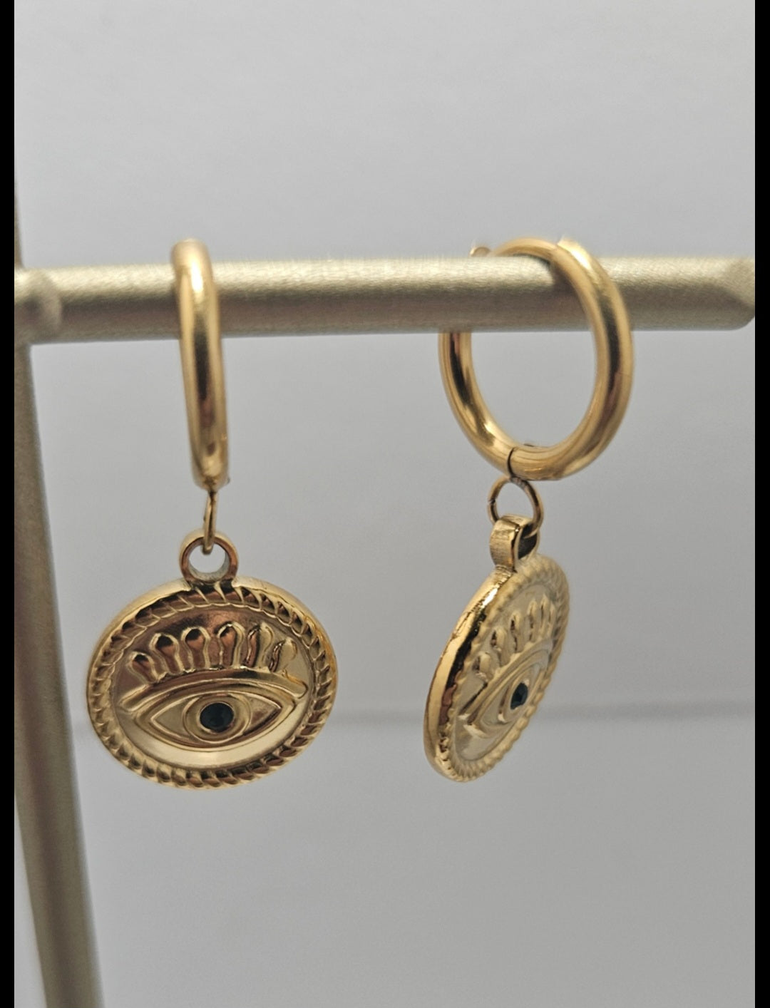 All seeing eye Hoop drop earrings
18k gold
Hoop dangling earrings
Green zirconia pupil