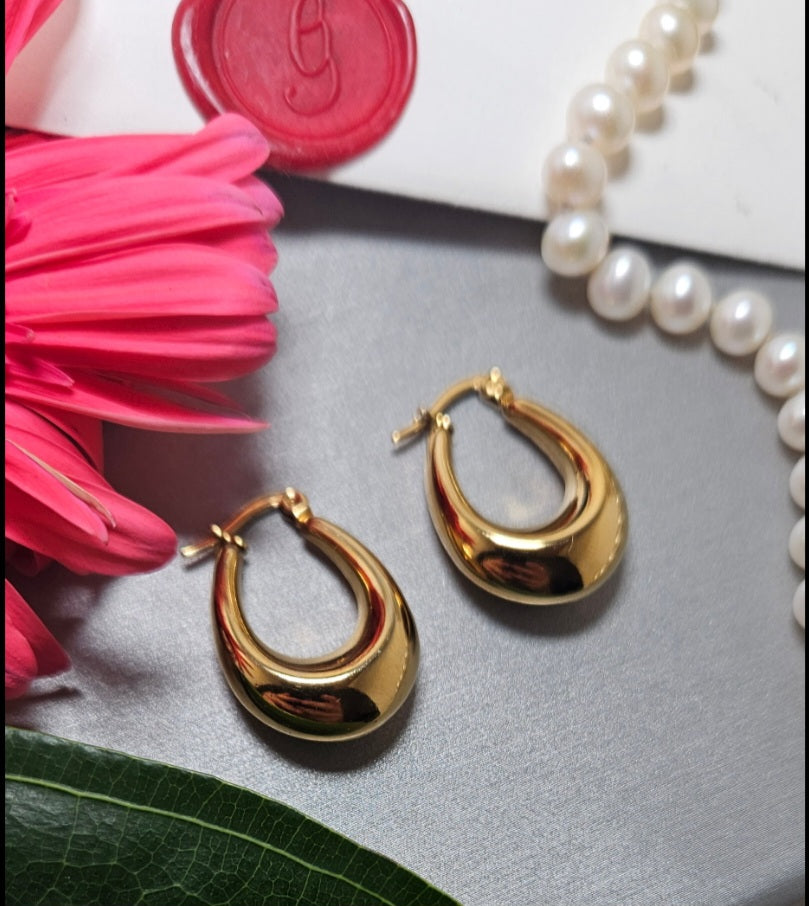 Dangling drop Hoop Earring Color: 18k gold plated Size: 20*10mm